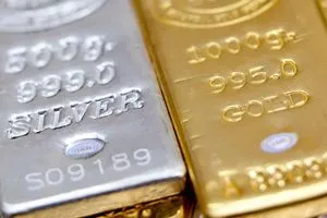 الذهب يقلص مكاسبه والفضة تبلغ مستوى قياسياً