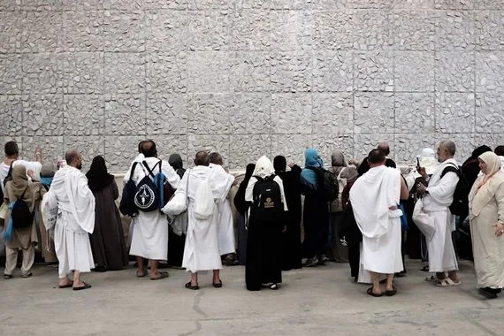 الحجّاج يؤدّون رمي الجمرات في أول أيام عيد الأضحى