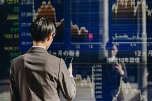 الأسهم اليابانية تتراجع بفعل ضغط قطاع السيارات وتوقعات اقتصادية أمريكية