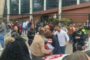 كولومبيا تعرض السيناتور ميغيل أوريبي لإطلاق نار خلال مؤتمر انتخابي