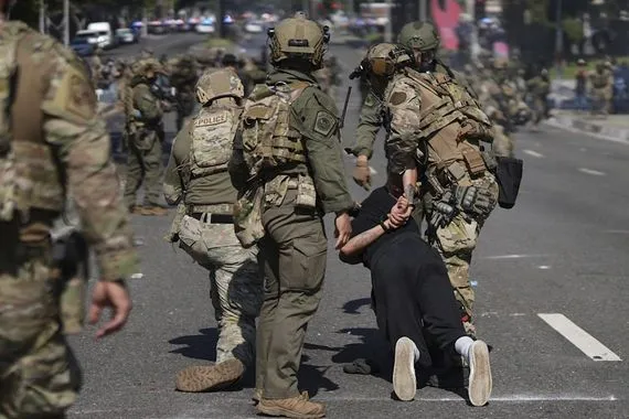 ترامب يوقّع مذكرة لنشر 2000 فرد من الحرس الوطني في لوس أنجلوس على خلفية الاحتجاجات