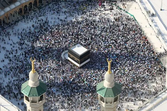 ضيوف الرحمن يؤدون طواف الوداع