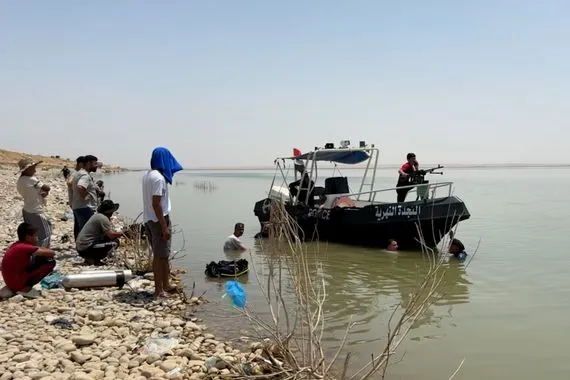شاهد غواصو الداخلية يجوبون قاع حمرين بحثاً عن جثة غريق بغدادي