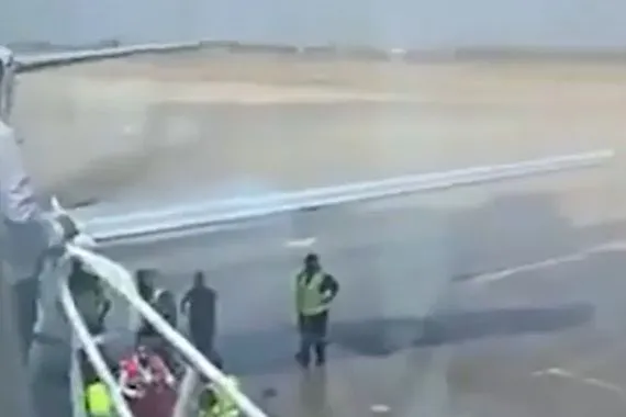 شاهد نشوب حريق في طائرة تقل زواراً لبنانيين بمطار بغداد