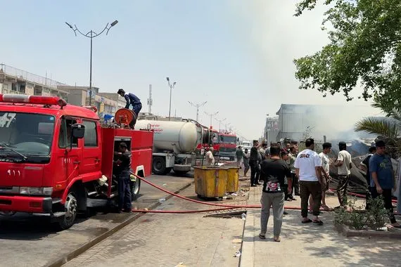 حريق مدينة الصدر التهم معمل نجارة والأهالي سبقوا الإطفاء لإخماده فيديو