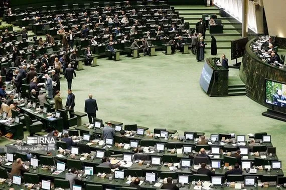 الشورى الإيراني يؤكد عدم جدية واشنطن في المفاوضات ويحملها تكلفة السلوك العدائي