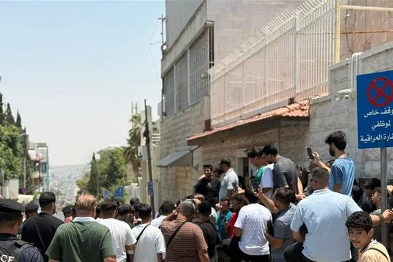 الأردن عراقيون يتجمعون أمام سفارة بغداد مطالبين بتذاكر مباراة أسود الرافدين