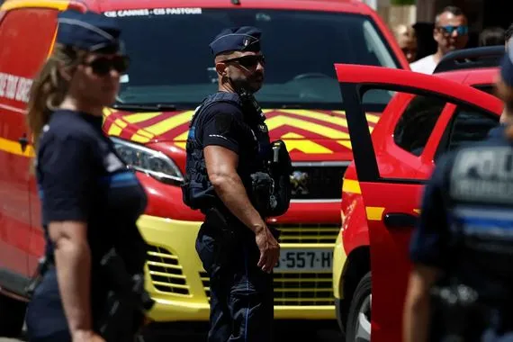 تلميذ يطعن مشرفة تدريس حتى الموت في فرنسا شفق نيوز