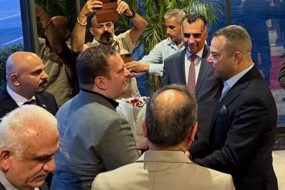 ورود واستقبال رسمي لمخرج كيكة الرئيس حسن هادي بمطار بغداد