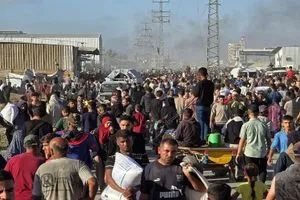 شاهد مجزرة في طابور المساعدات الاحتلال يقصف مدنيين وسط غزة قناة العالم الاخبارية