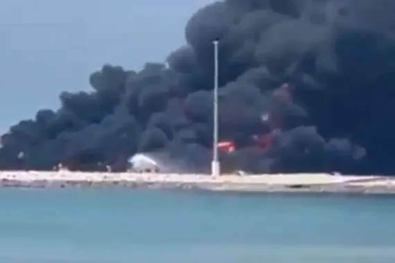 حريق في ميناء بارسيان جنوب إيران 15 سفينة تلتهمها النيران وكالة بغداد اليوم الاخبارية