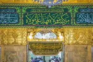 العتبة العلوية تعرض مصحفًا نادرًا يُنسب خطُّهُ للإمام علي ع صور