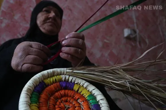 الگدر والطاسة أنامل نسوية تنسج من النخيل قطعا فلكلورية شفق نيوز