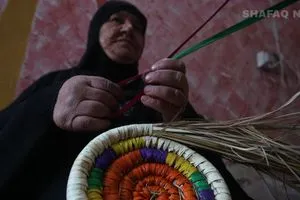 الگدر والطاسة أنامل نسوية تنسج من النخيل قطعا فلكلورية شفق نيوز