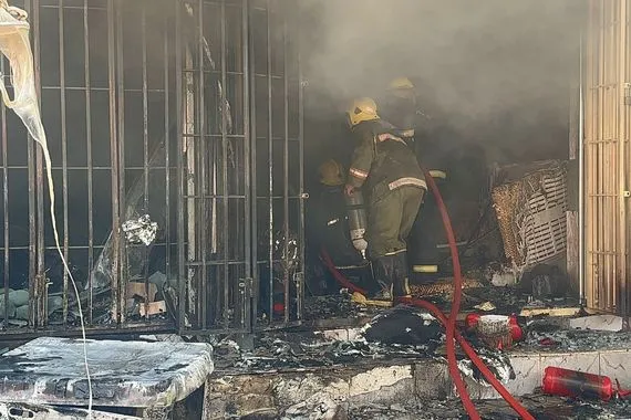 حريق ضخم يلتهم مجمعاً تجارياً وسط النجف