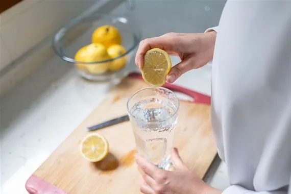أضرار صحية لشرب الماء بالليمون على معدة فارغة