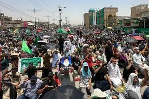 الإغماء يهيمن على صلاة جمعة الصدريين في بغداد صور شفق نيوز