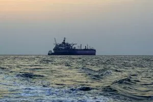 اليونان وبريطانيا تحثان السفن بعدم المرور عبر البحر الأحمر