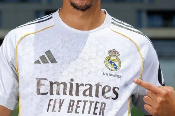 لماذا اختار أرنولد الانتقال إلى ريال مدريد الإنجليزي يرد
