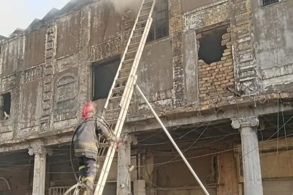 حريق بمعمل نجارة في شارع الرشيد والدفاع المدني تتدخل