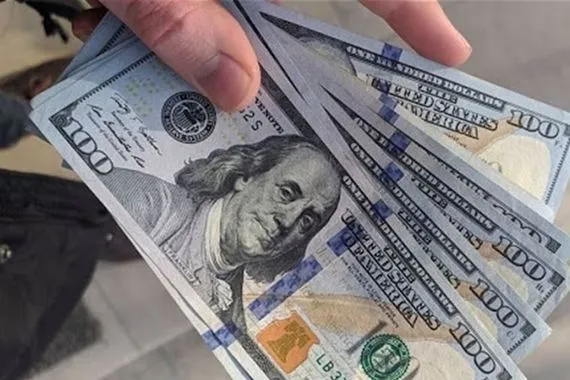 الدولار يتراجع قليلا بعد طفرة قياسية في الأسواق العراقية