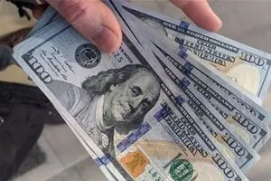 الدولار يتراجع قليلا بعد طفرة قياسية في الأسواق العراقية