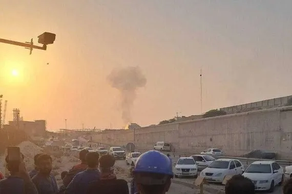 إعلام إيراني اندلاع حريق في المنشآت الغازية في ميناء كنغان نتيجة هجوم بالمسيرات