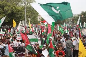 شاهد مسيرة حاشدة في لاهور الباكستانية نحو القنصلية الأمريكية قناة العالم الاخبارية