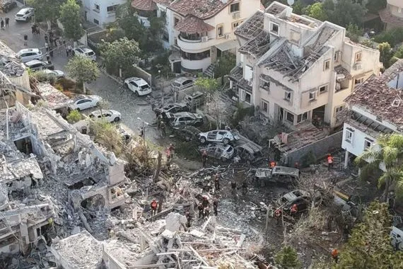 مراسل العالم الاعلام العبري يعتبر الهجوم الإيراني تطوراً خطيراً لهذا السبب قناة العالم الاخبارية