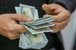 خبير اقتصادي يُحذر الدولار سيشتعل إذا دخل العراق حرب إسرائيل وإيران عاجل وكالة بغداد اليوم الاخبارية