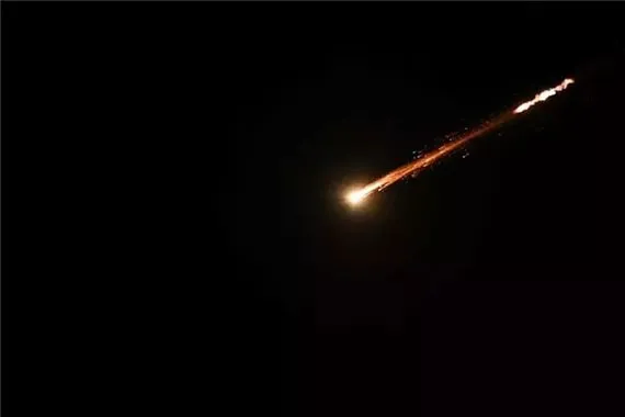 بالفيديو لحظة سقوط الصواريخ الإيرانية على إسرائيل