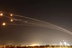 هجوم مركّب بالصواريخ والمسيّرات من إيران واليمن يضرب اسرائيل شفق نيوز
