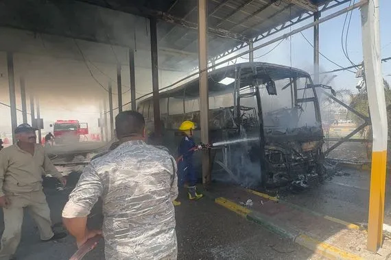 حريق يلتهم حافلة تقل حجاجاً عراقيين قرب النجف صور شفق نيوز