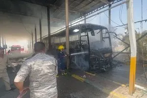 حريق يلتهم حافلة تقل حجاجاً عراقيين قرب النجف صور شفق نيوز