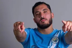 هل يرغب ريان شرقي في الفوز بالكرة الذهبية مع مانشستر سيتي