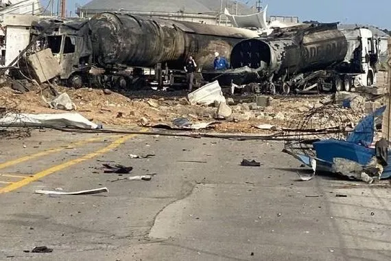 بالصور الصواريخ الإيرانية تُخلف دمارًا هائلًا في مصفاة حيفا
