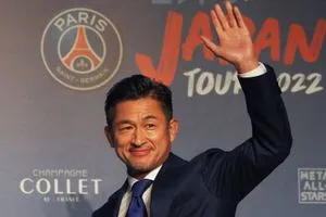 الملك كازو ميورا يلعب في عمر الثامنة والخمسين