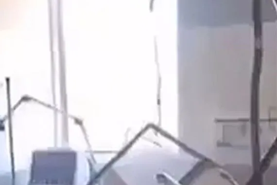 شاهد أضرار في مستشفى الفارابي نتيجة غارة إسرائيلية