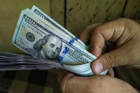 الدولار يحلق على وقع صواريخ الشرق الأوسط