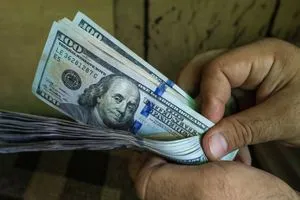 الدولار يحلق على وقع صواريخ الشرق الأوسط