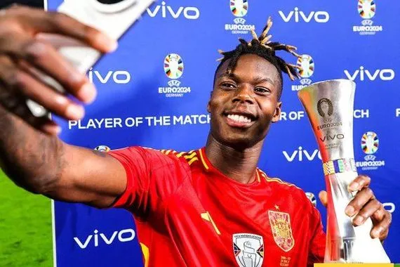 برشلونة أولاً نيكو ويليامز يغلق الأبواب في وجه الأندية