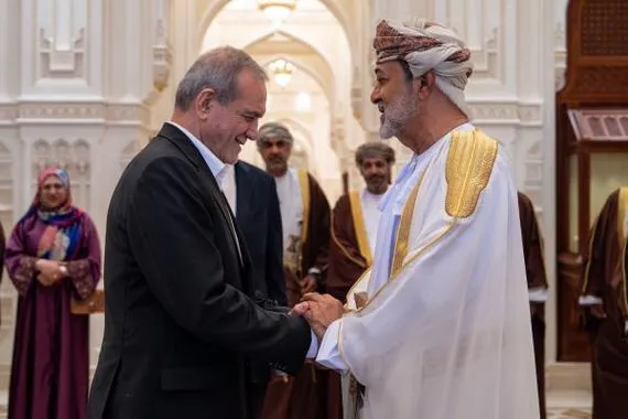 خلال مهاتفته لبزشكيان السلطان العُماني يستنكر عدوان الكيان ويدعو للتهدئة