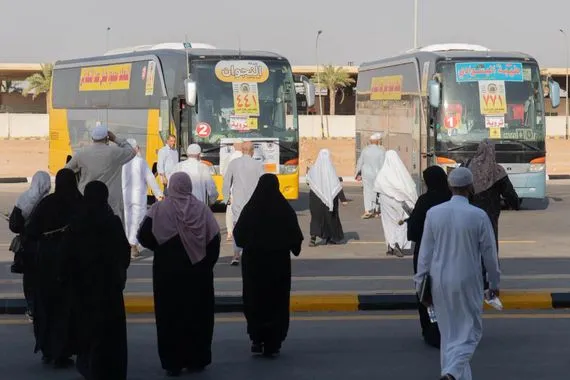 مكتب رئيس الوزراء فريق حكومي يباشر بتفويج الحجاج العراقيين والإيرانيين براً عبر منفذ عرعر إلى العراق