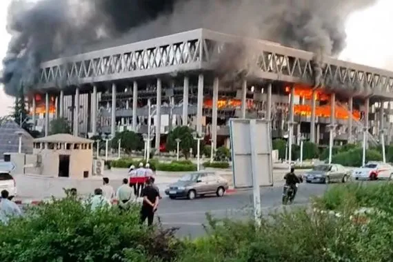 وقفة إعلامية في لبنان تندد بالعدوان الصهيوني على تلفزيون إيران قناة العالم الاخبارية