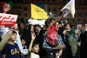 أبناء أصفهان يشيدون بعملية الوعد الصادق 3 قناة العالم الاخبارية