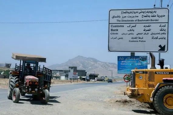 على الحدود العراقية إيرانيون يروون أزمة الخبز والمواد الغذائية في بلادهم