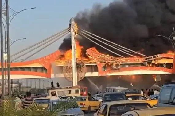 النيران تلتهم جسر مشاة كهربائي جنوب العراق فيديو شفق نيوز