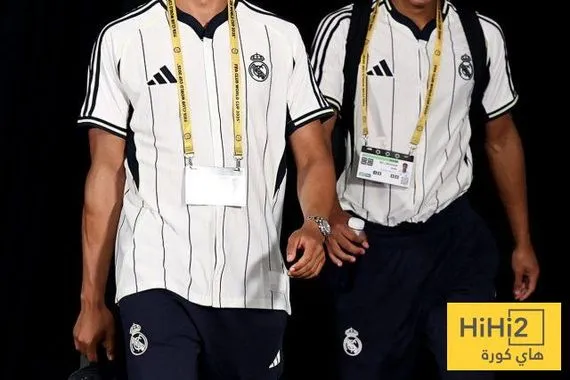 كم وصلت أسعار تذاكر الريال والهلال قبل انطلاق المباراة