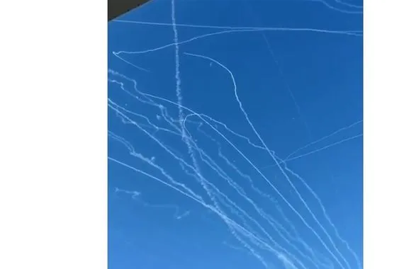 سماء تل ابيب مشاهد استثنائية لـ صراع الصواريخ وفشل الدفاع الاعتراضي فيديو