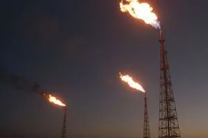 الحرب ترفع أسعار النفط برميل برنت يتجاوز 79 دولارا
